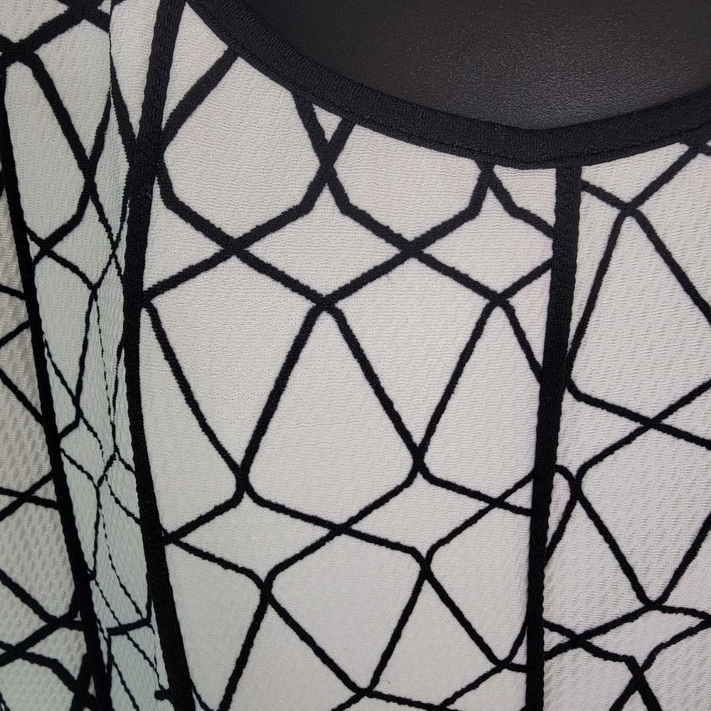 Avenue textured geometric print black & white dress size 14/16 - Picture 3 of 9